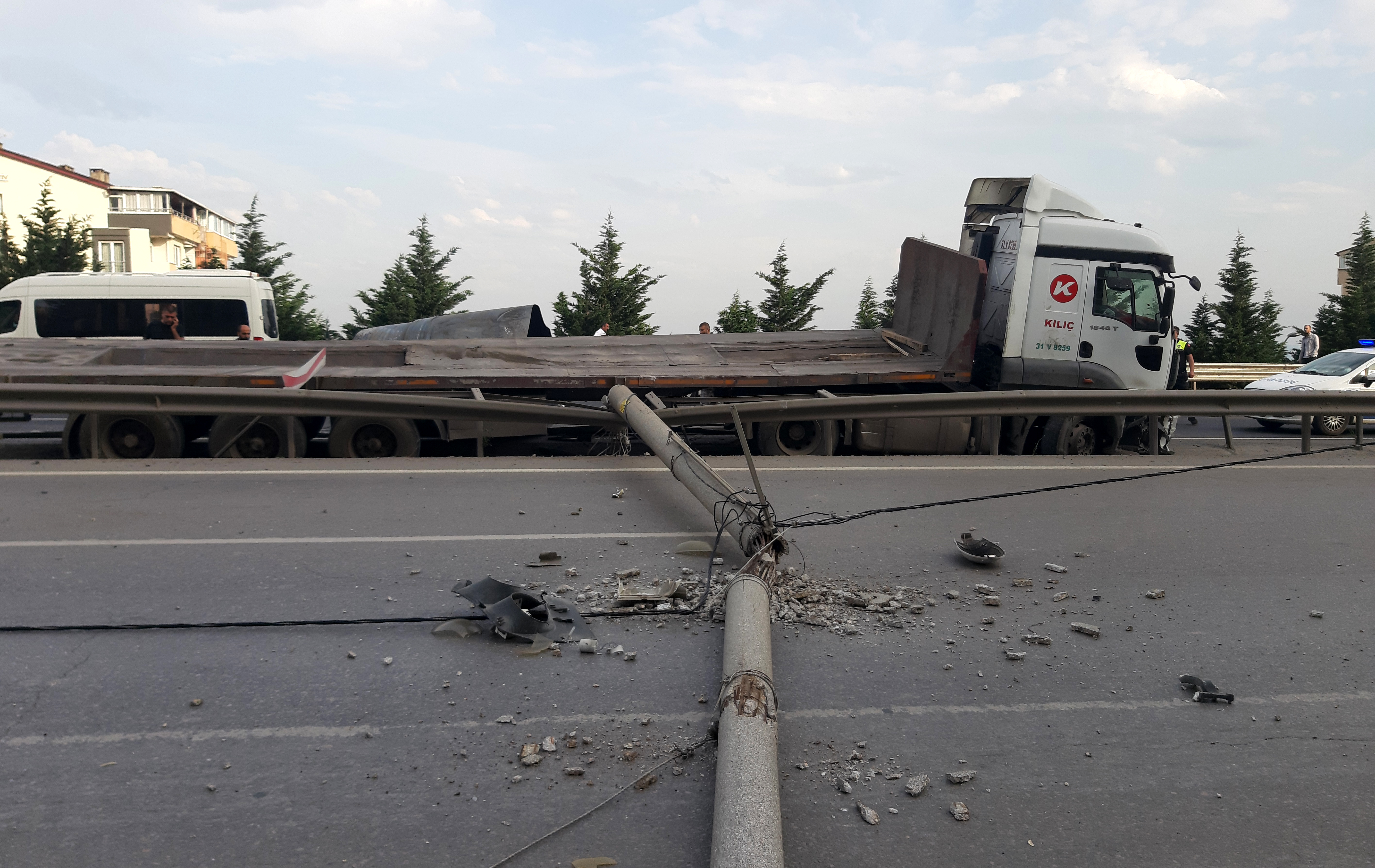 Lastiği patlayan tır aydınlatma direğine çarptı