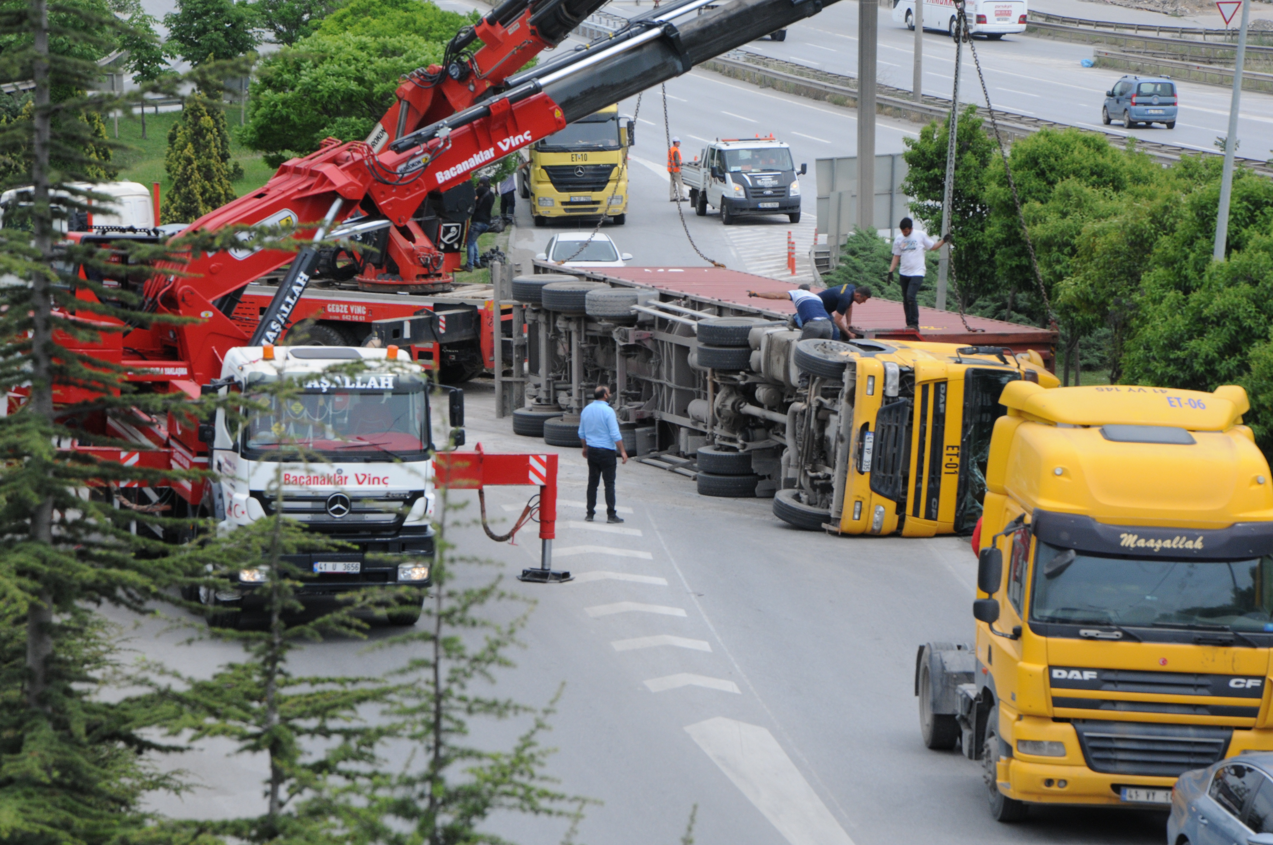 Gebze’de devrilen tır trafiği aksattı