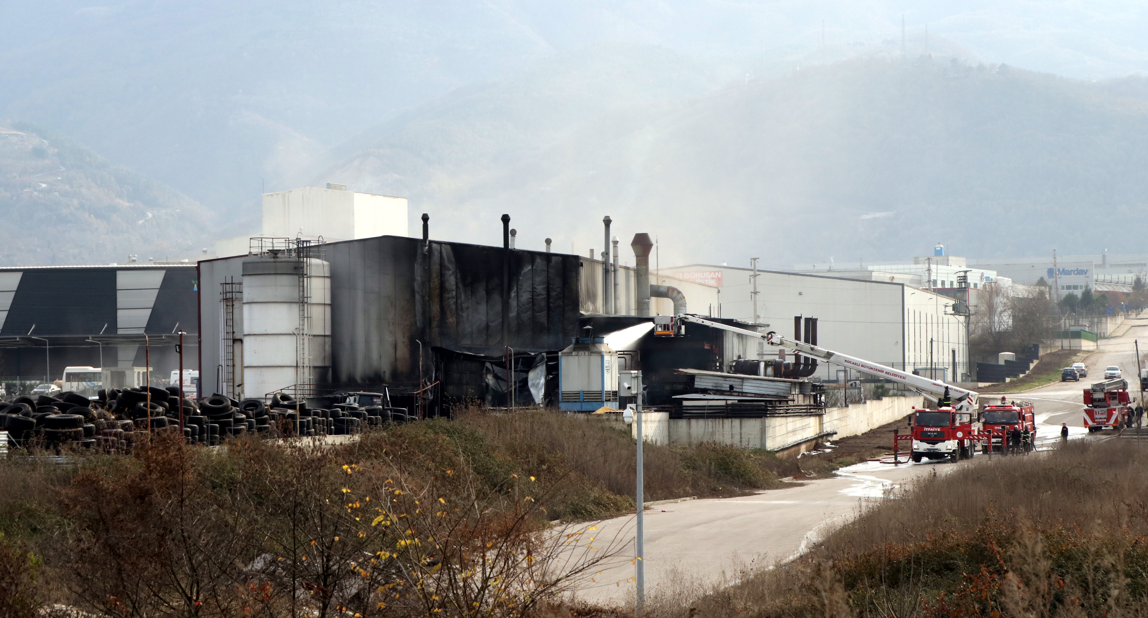 Kocaeli’de endüstriyel geri dönüşüm fabrikasındaki yangın kontrol altına alındı