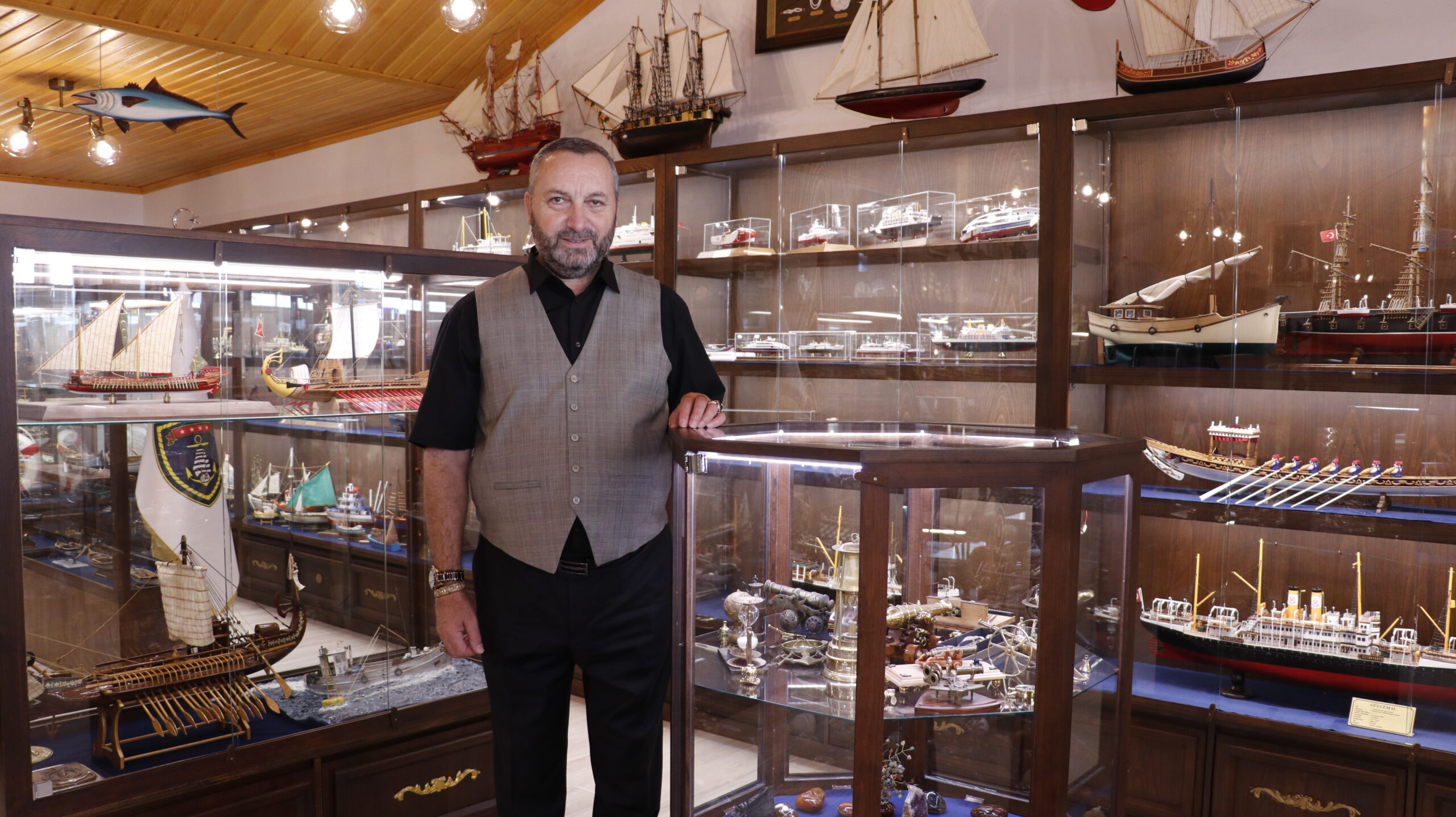 İş insanı 30 yıllık gemi maketi koleksiyonunu ofisinde sergiliyor