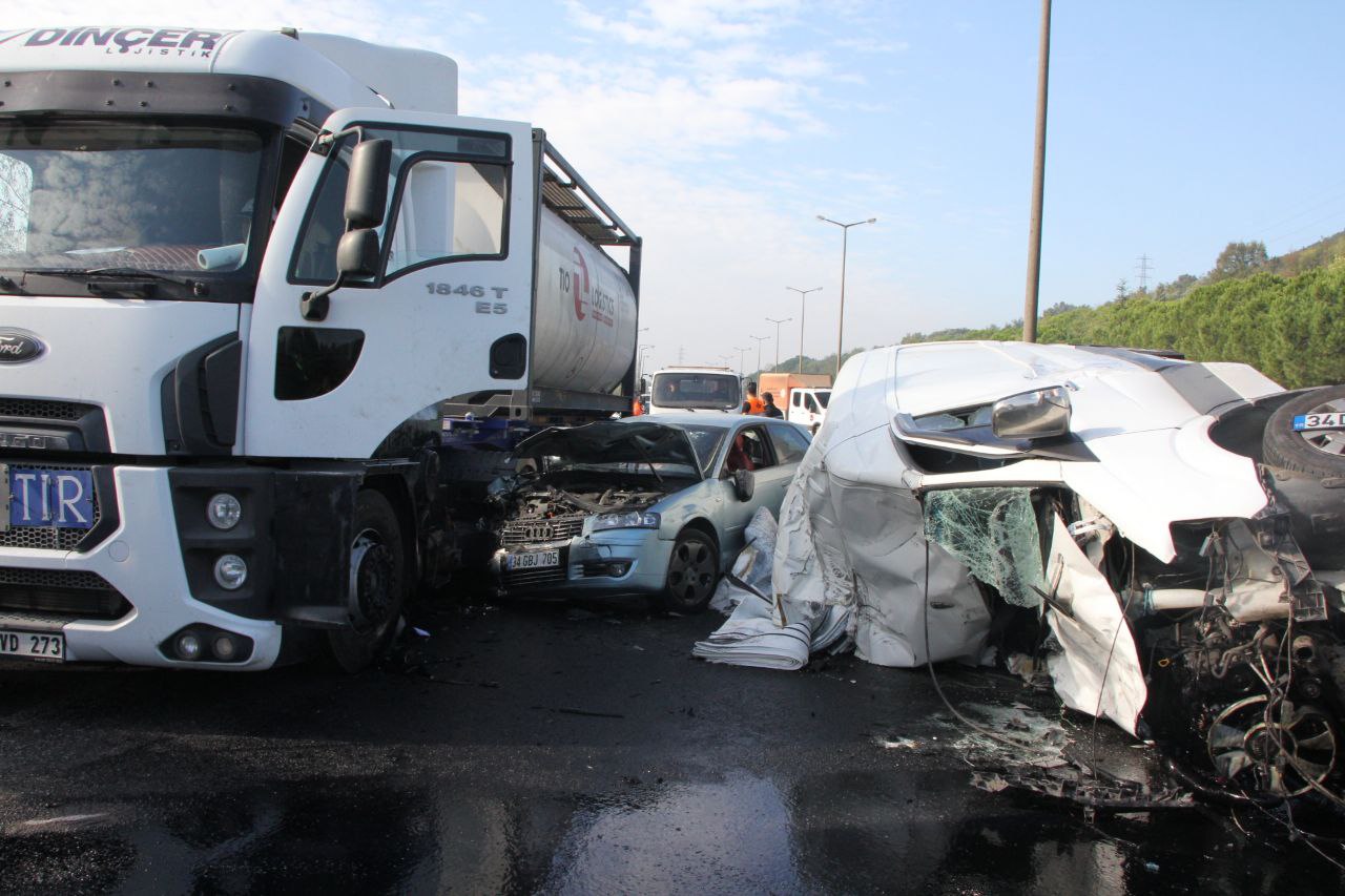Anadolu Otoyolu’nun Kocaeli kesiminde zincirleme trafik kazasında 3 kişi yaralandı