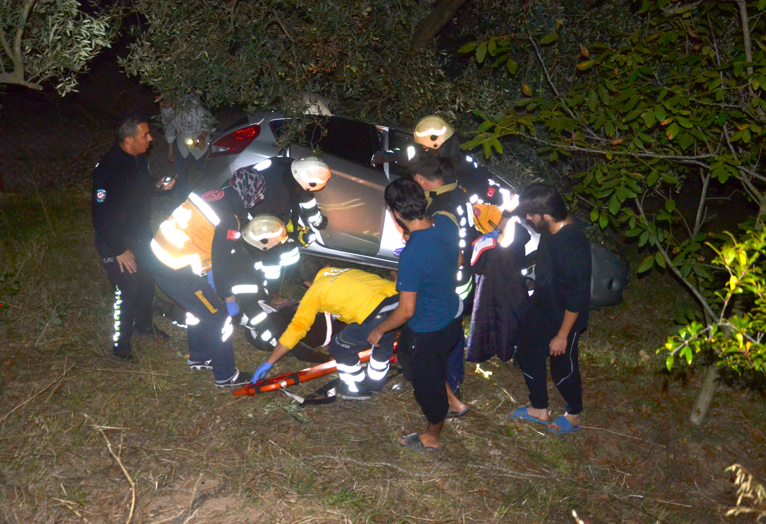 Kocaeli’de şarampole yuvarlanan otomobildeki 2 kişi yaralandı