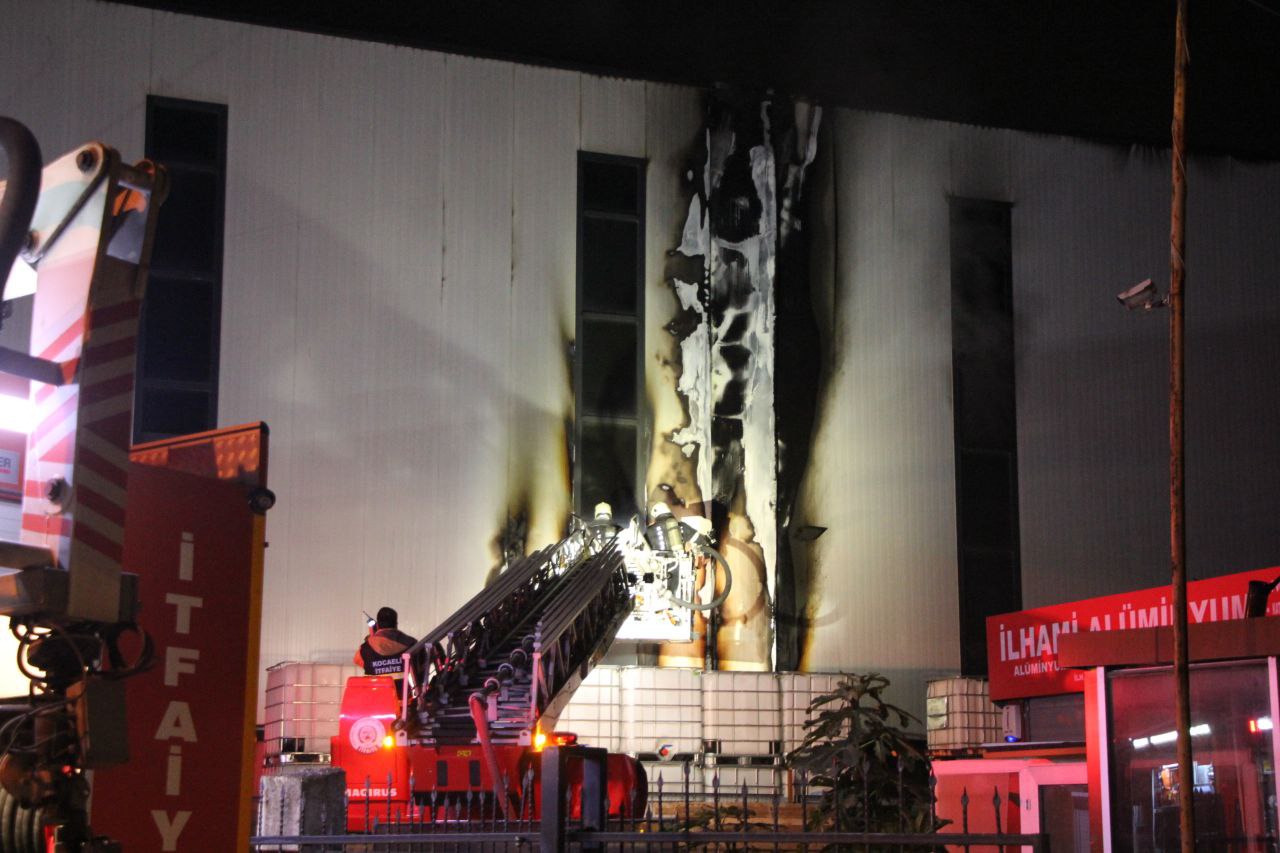 Kocaeli’de kimya fabrikasının dış cephesinde çıkan yangın söndürüldü
