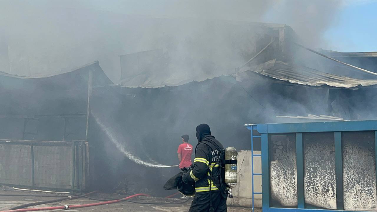 Kocaeli’nin Gebze ilçesinde plastik fabrikasında çıkan yangın hasara neden oldu.