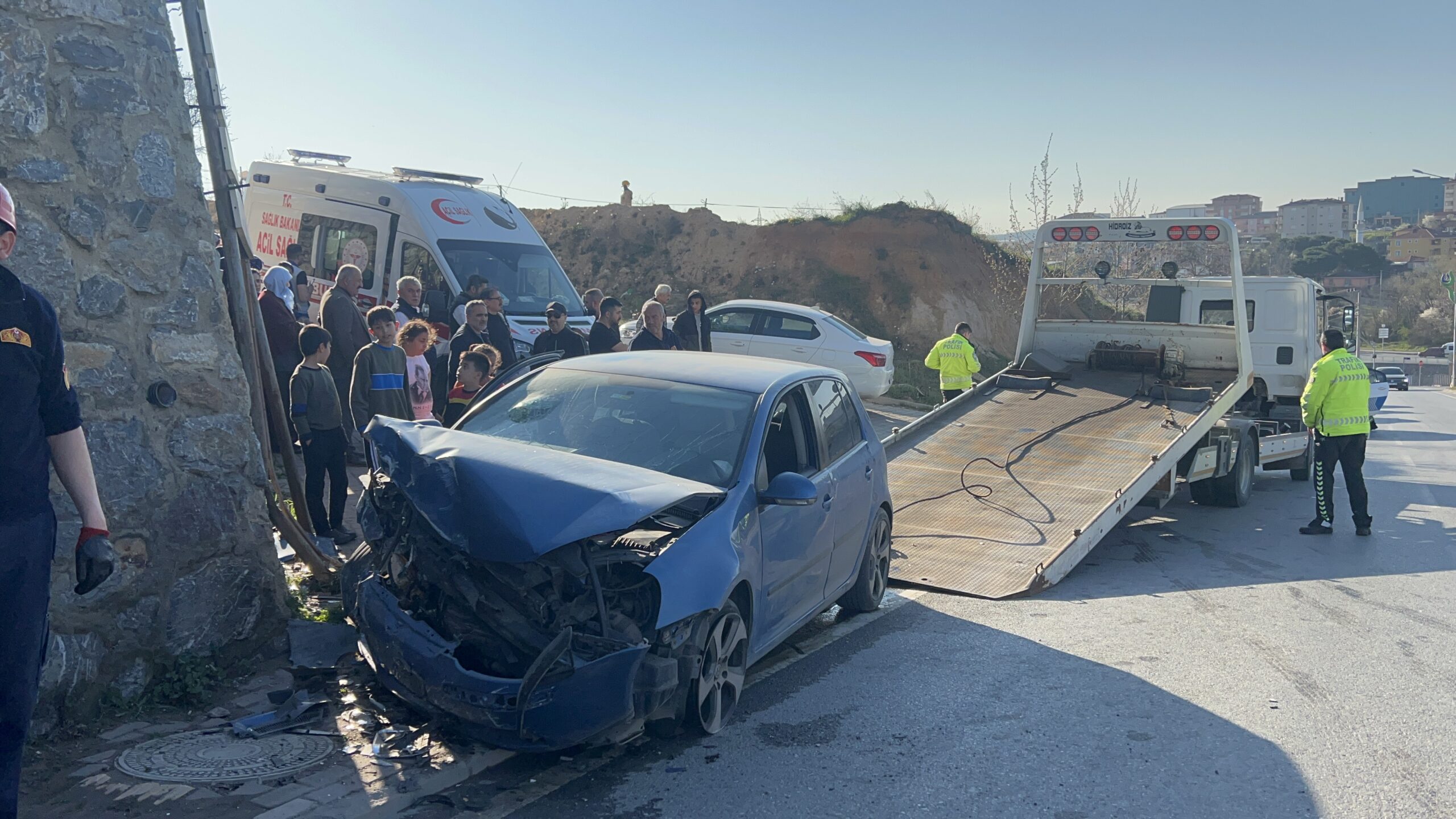 Kocaeli’de istinat duvarına çarpan otomobildeki 4 kişi yaralandı