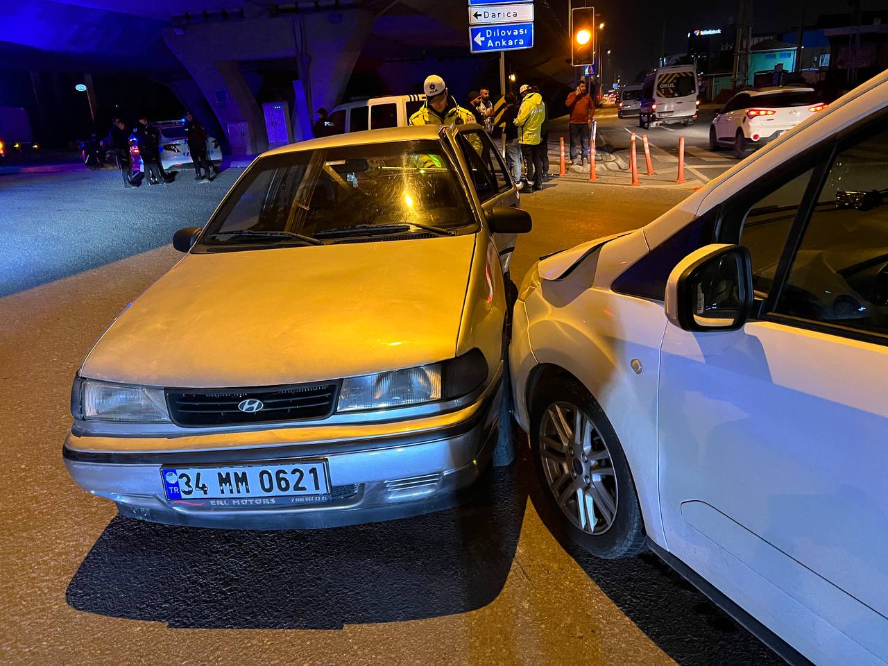 Kocaeli’de hafif ticari araçla otomobilin çarpışması sonucu 3 kişi yaralandı