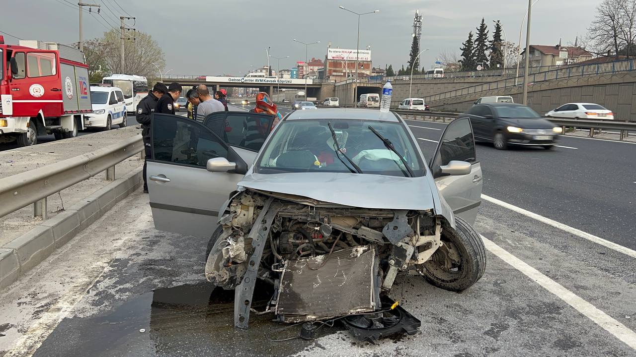 Gebze’deki trafik kazasında 2 kişi yaralandı