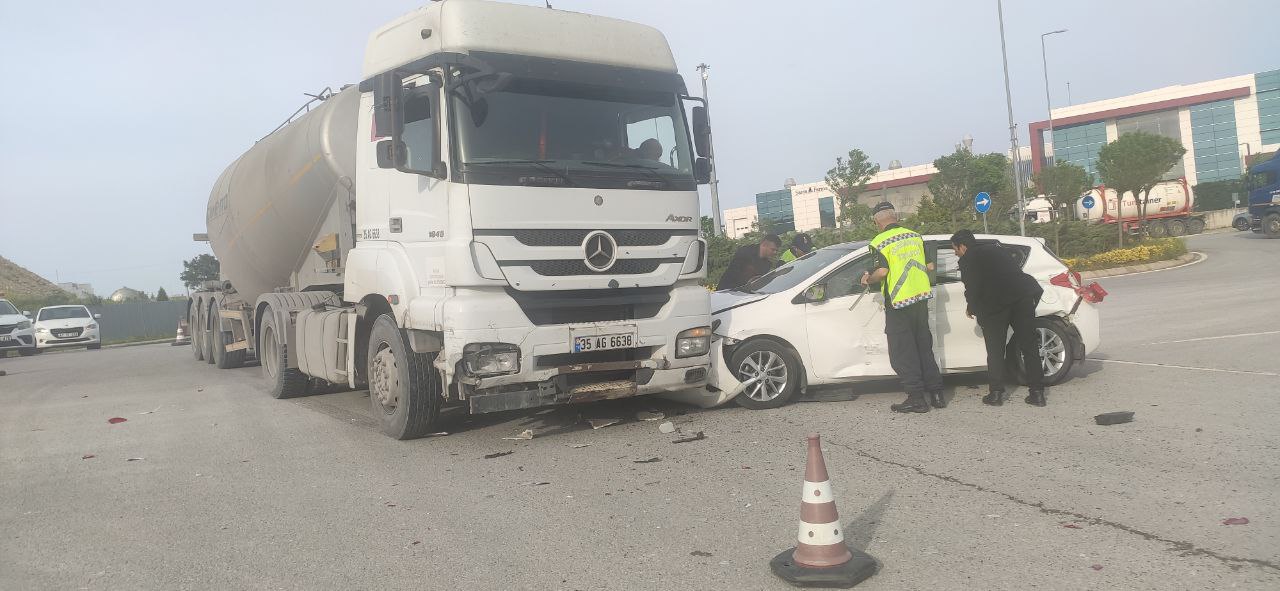 Kocaeli’de beton mikseriyle çarpışan otomobilin sürücüsü yaralandı