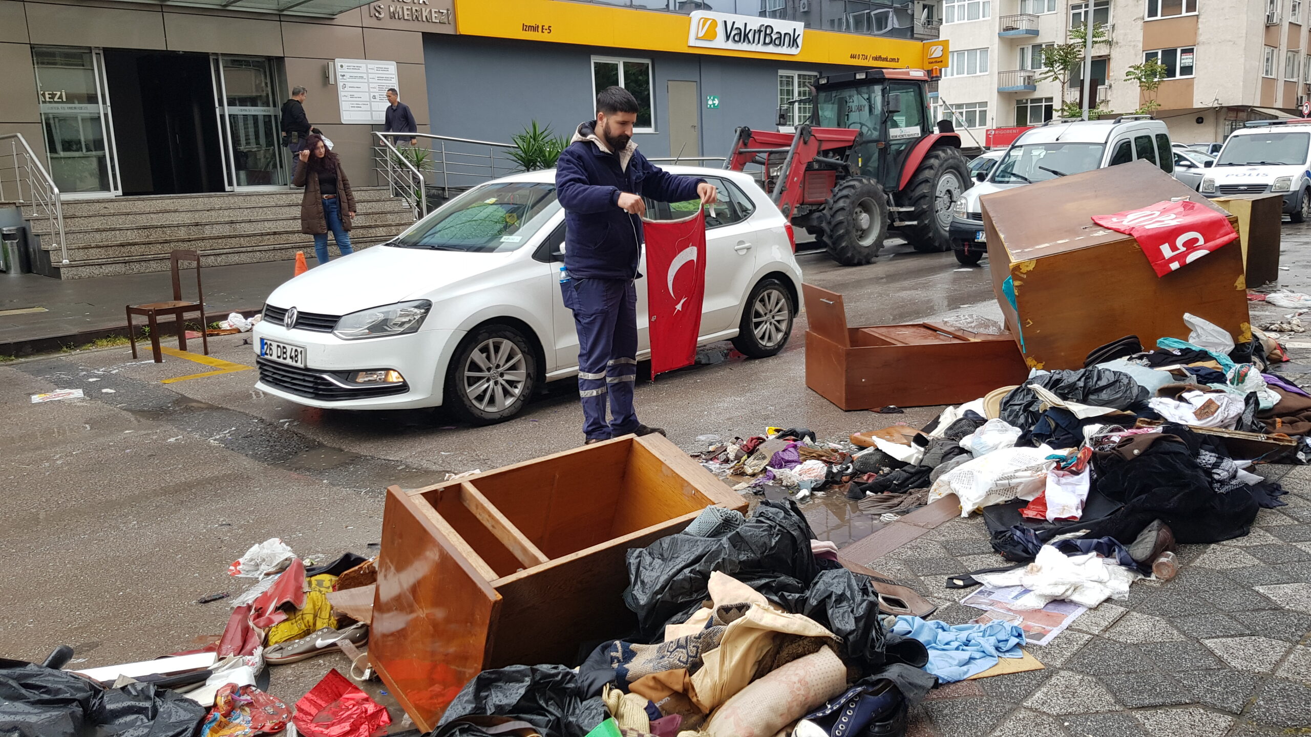 Kocaeli’de sokağa atılan ev eşyaları belediye ekiplerince kaldırıldı