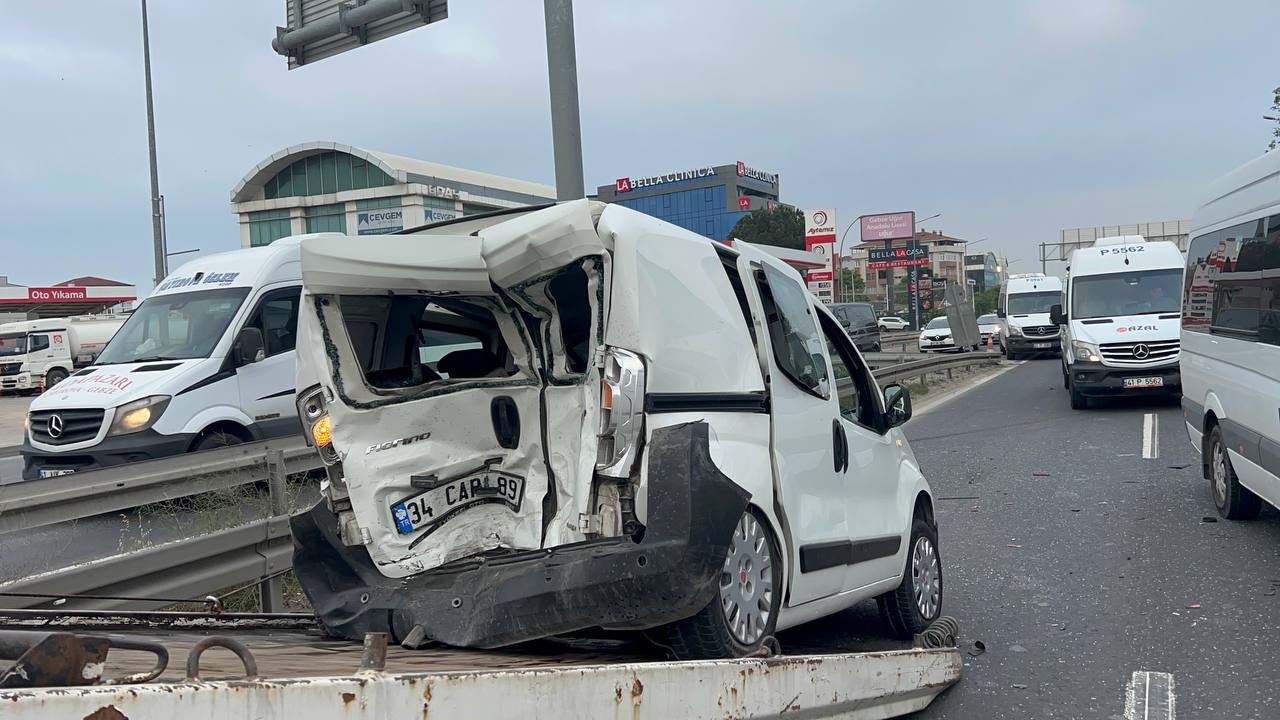 Servis minibüsü ile hafif ticari araç çarpıştı, 2 kişi yaralandı