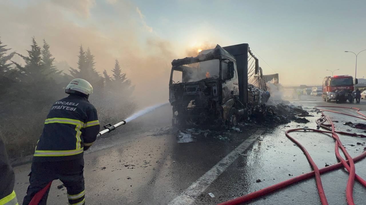 Anadolu Otoyolu’nda yanan tır ulaşımı aksattı