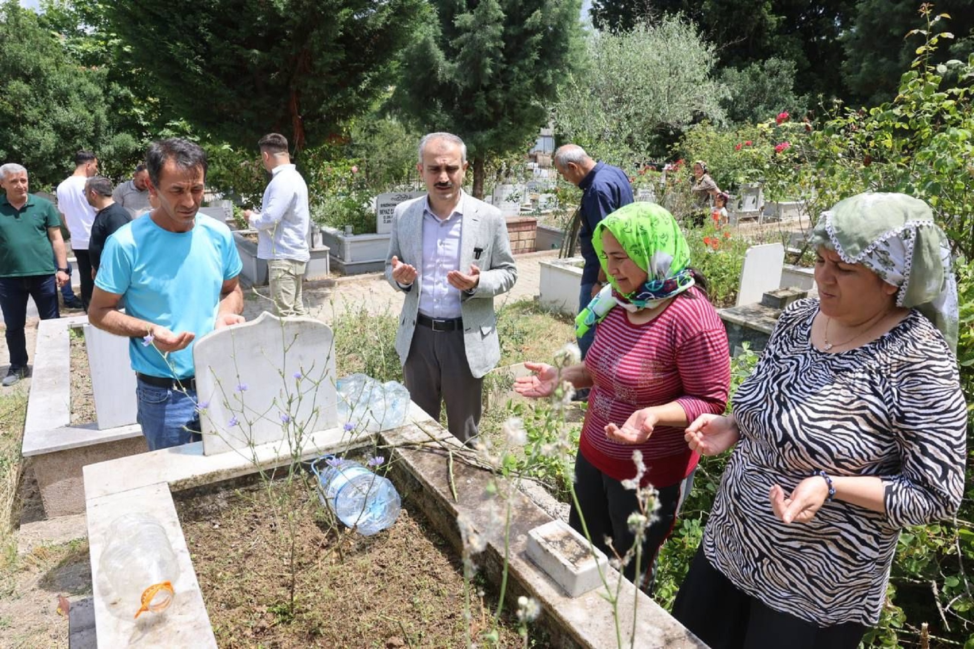 Çayırova ilçesinde bayram arifesinde mezarlıklar ziyaret edildi
