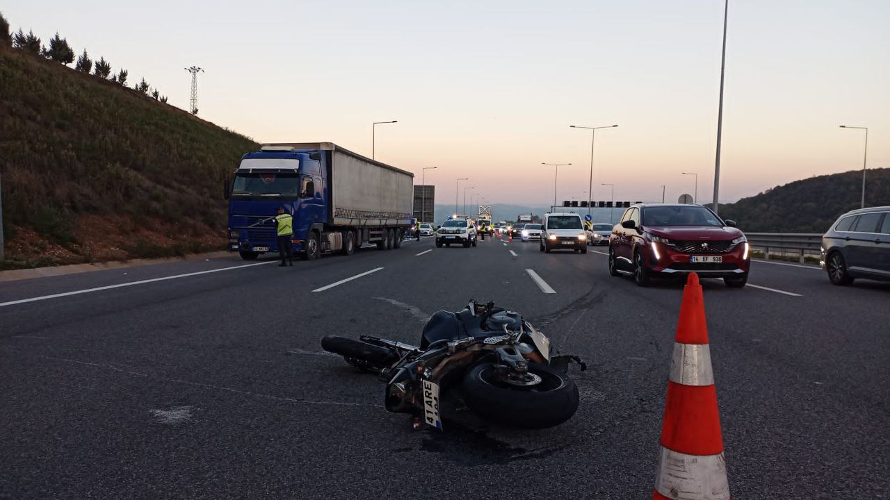 Kuzey Marmara Otoyolu’nda tıra çarpan motosikletin sürücüsü öldü