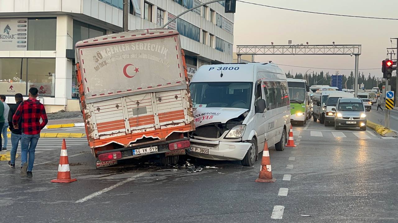 Kocaeli’de kamyonet ile işçi servisinin çarpıştığı kazada 2 kişi yaralandı