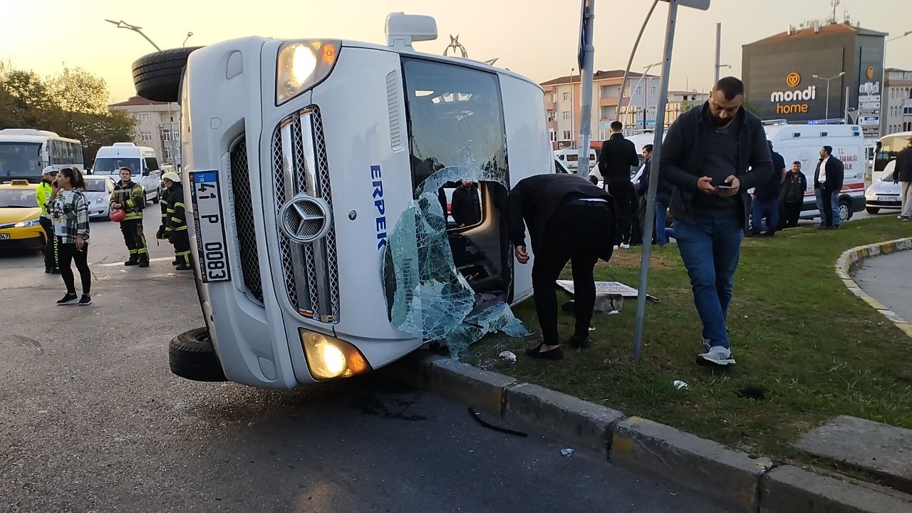 Kocaeli’de işçi servisi ile halk otobüsünün çarpıştığı kazada 11 kişi yaralandı