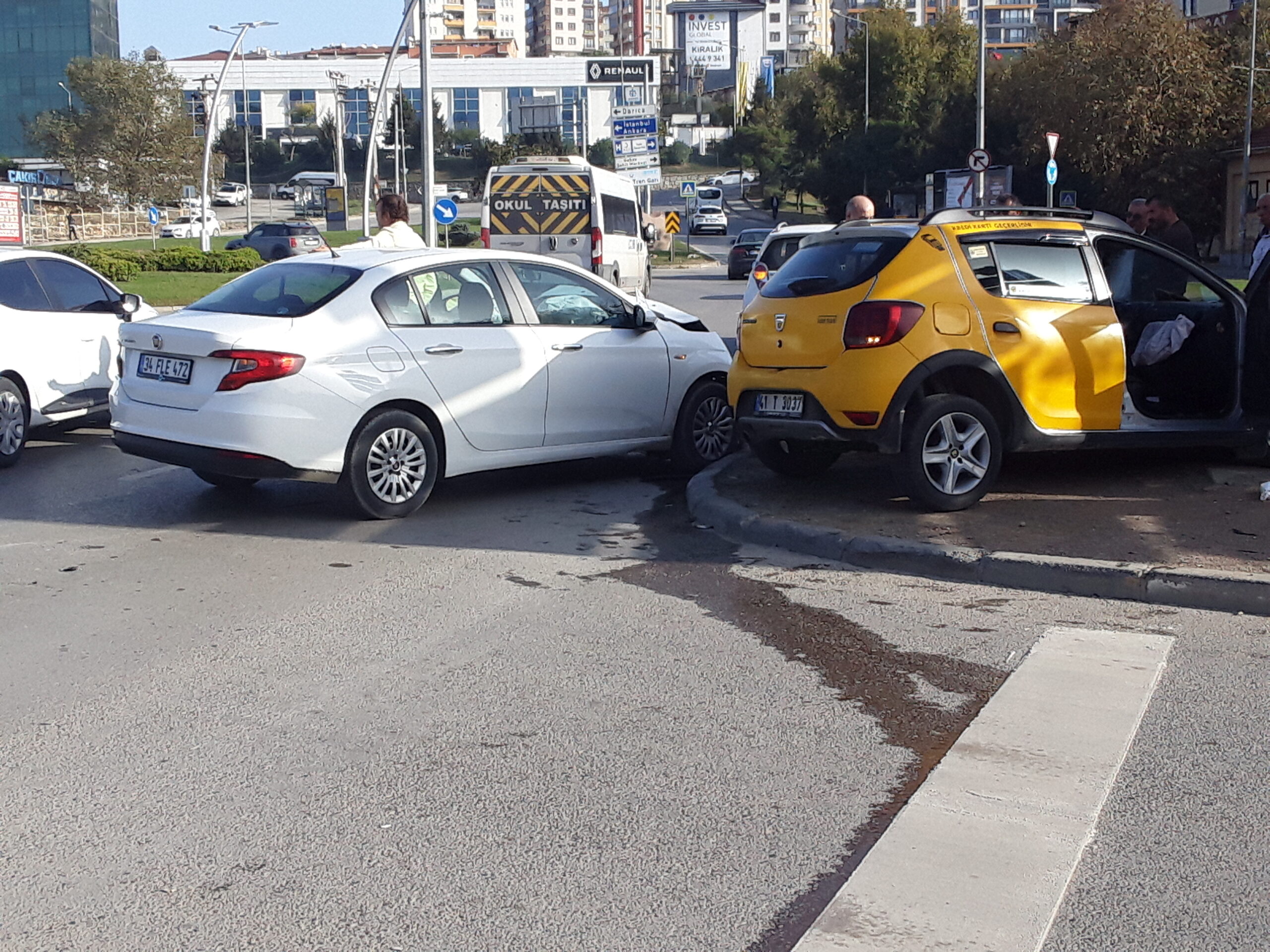 Kocaeli’de taksi ile otomobilin çarpıştığı kazada 4 kişi yaralandı