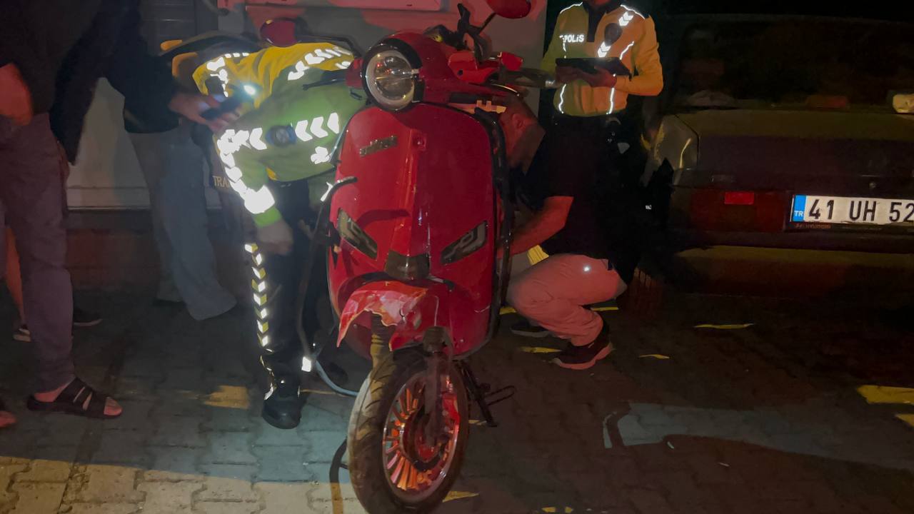 Kocaeli’de taksiye çarpan motosikletteki 2 kişi yaralandı