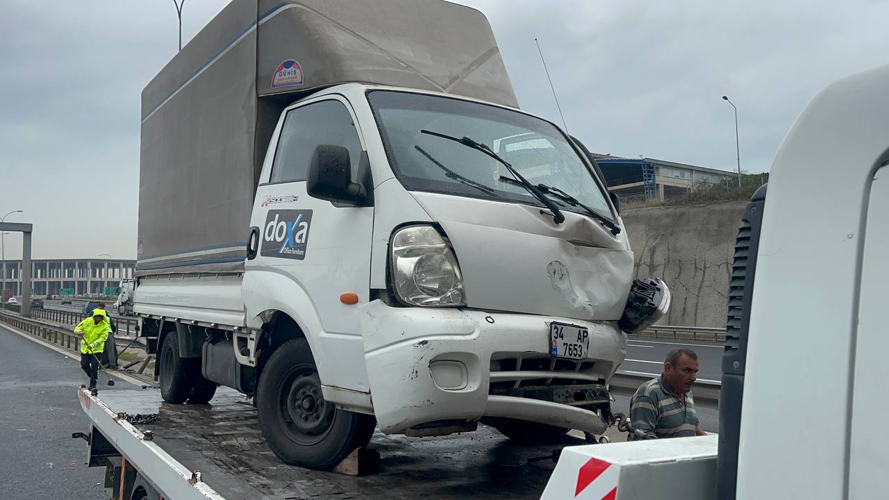 Anadolu Otoyolu’nda 3 aracın karıştığı kazada 4 kişi yaralandı