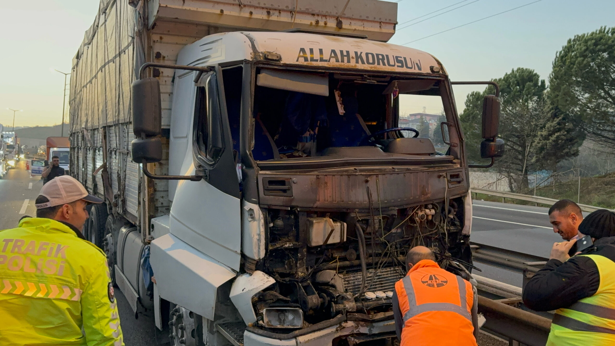 Anadolu Otoyolu’nun Kocaeli kesiminde 2 tırın karıştığı kaza ulaşımı aksattı