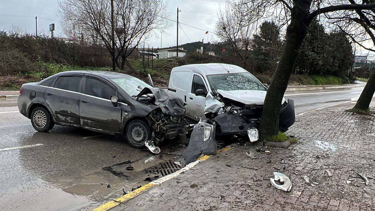 Kocaeli’de hafif ticari araç ile otomobilin çarpıştığı kazada 3 kişi yaralandı