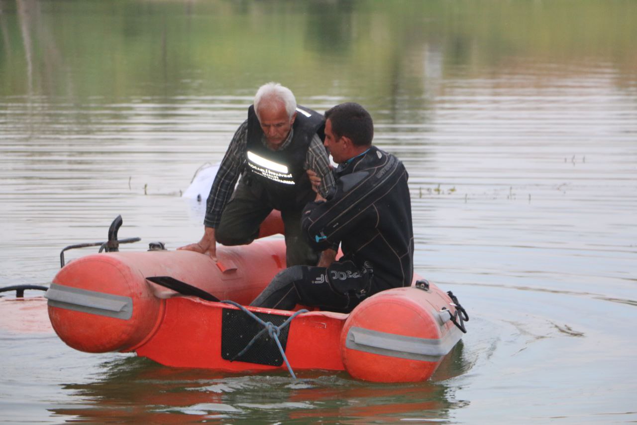 Kocaeli’de traktörünü yıkamak için girdiği gölette mahsur kalan kişi kurtarıldı