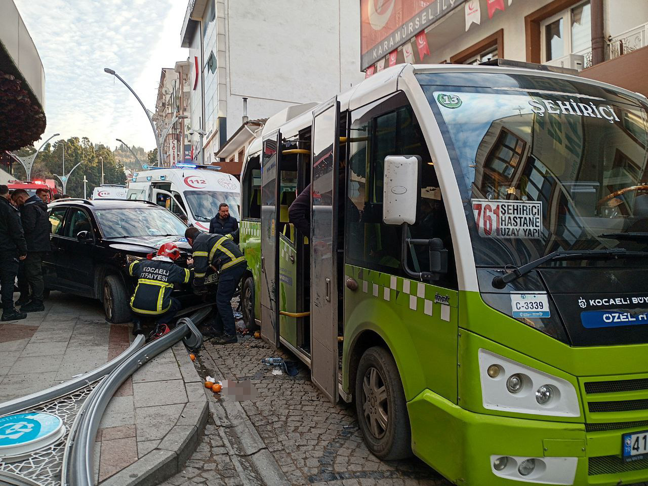 Kocaeli’de cipin otobüs durağında bekleyenlere çarptığı kazada 6 kişi yaralandı