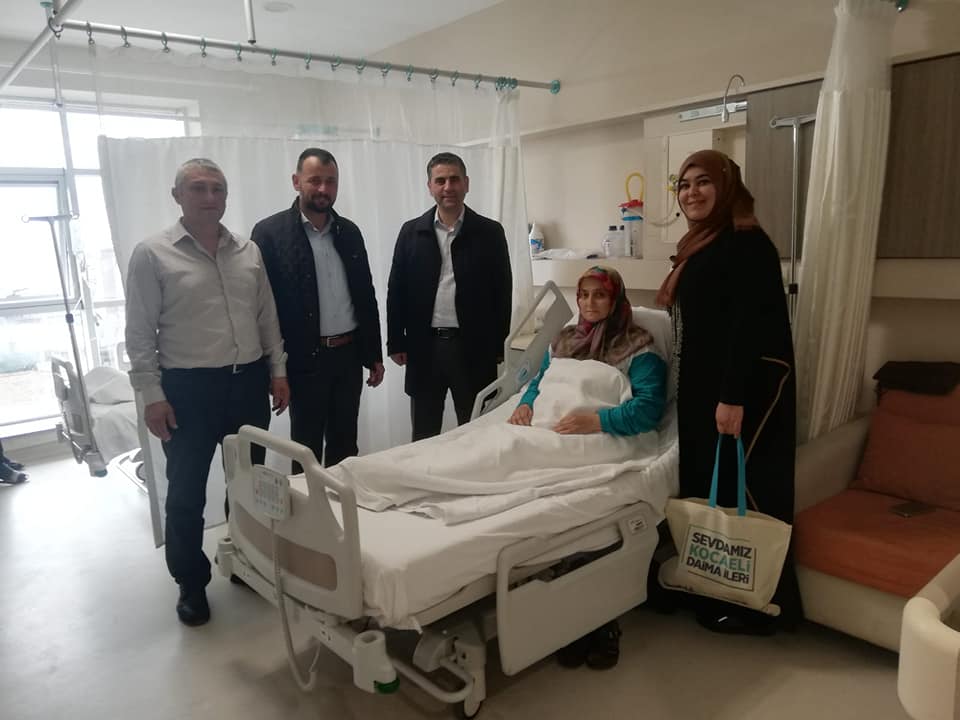 Adnan Turan, hastaları ziyaret ediyor