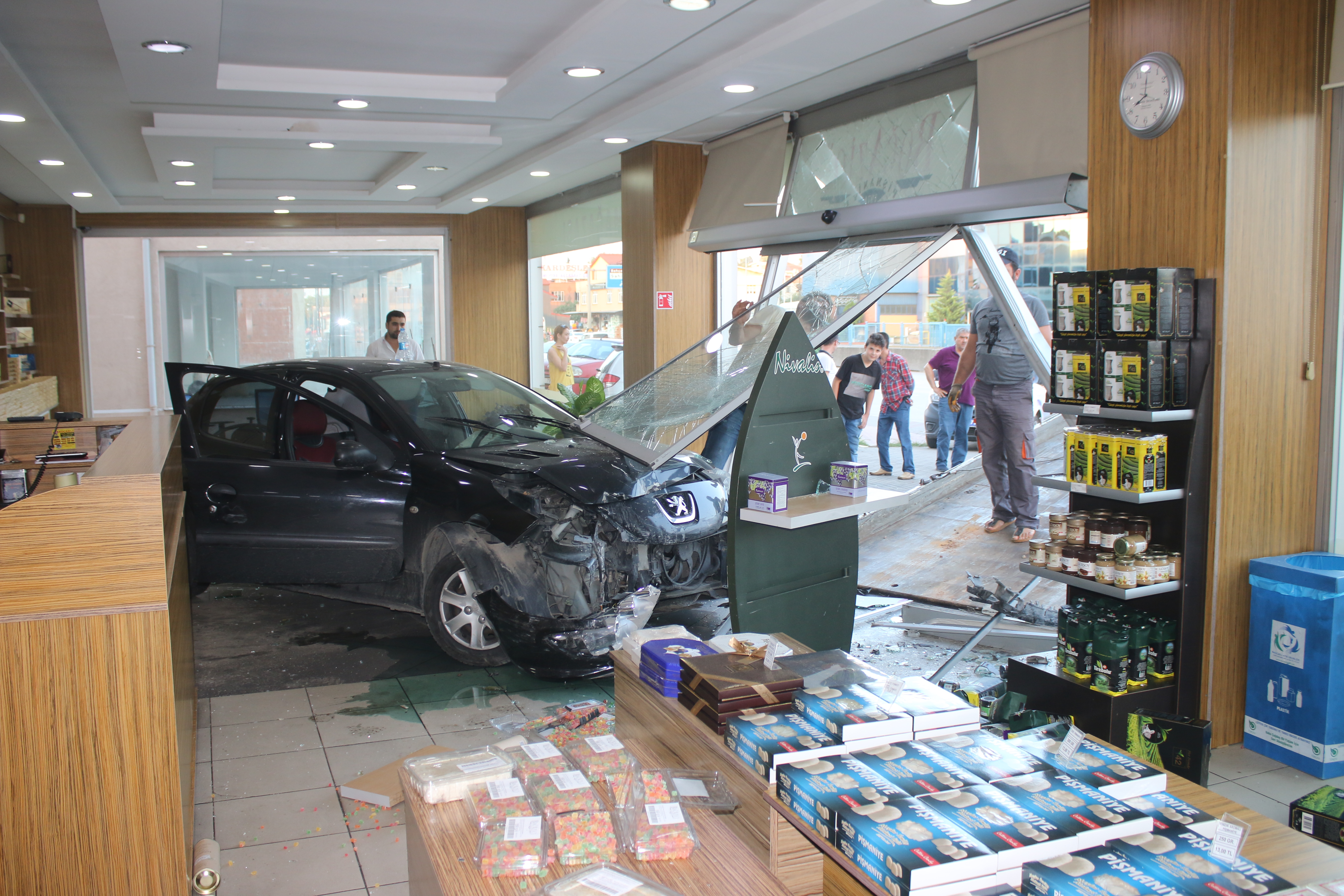 Otomobilin iş yerine girme anı güvenlik kamerasında