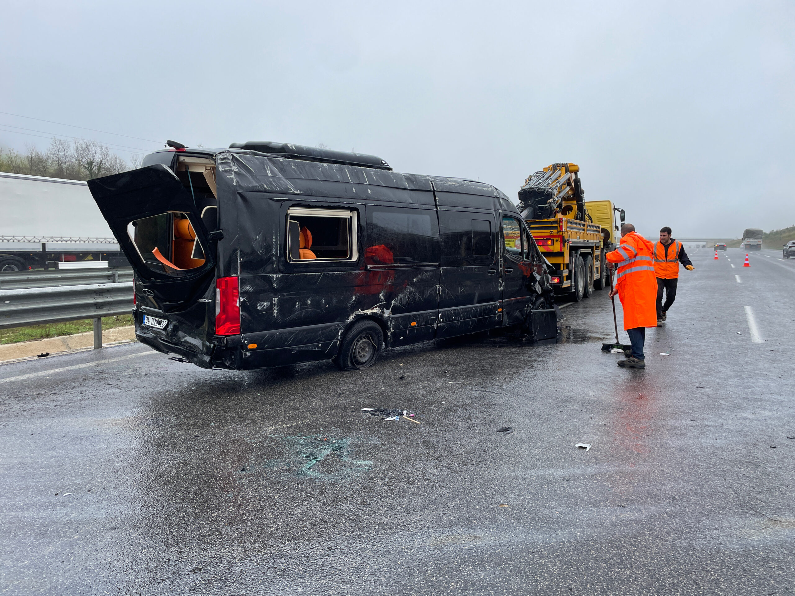 Kocaeli’de tur minibüsüyle otomobilin çarpıştığı kazada 5 kişi yaralandı