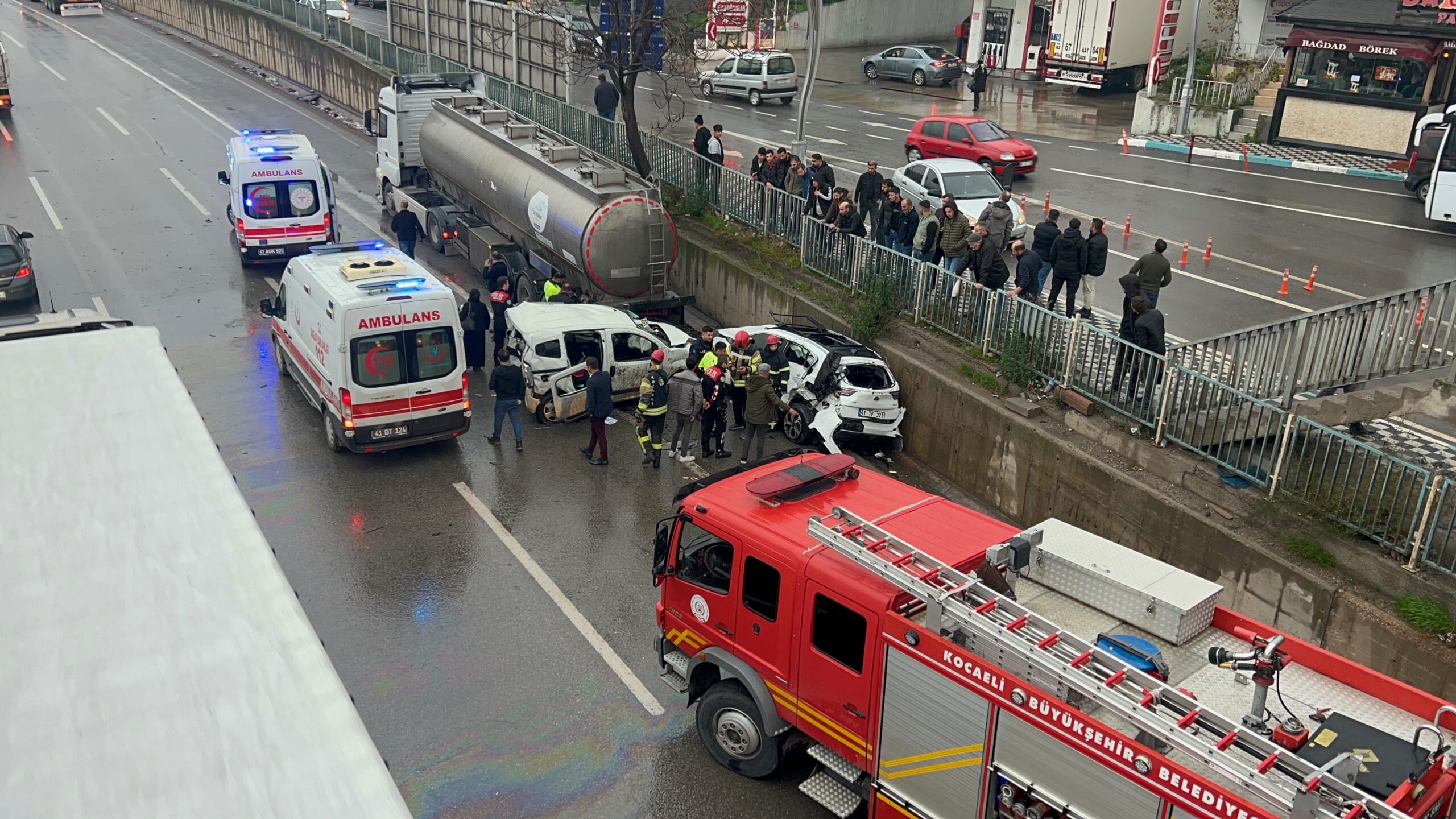 Kocaeli’de yol kenarında duran tankere çarpan 2 araçtaki 3 kişi yaralandı