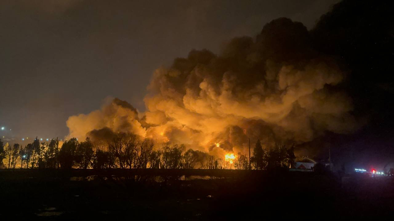 Kocaeli’de palet fabrikasında yangın çıktı