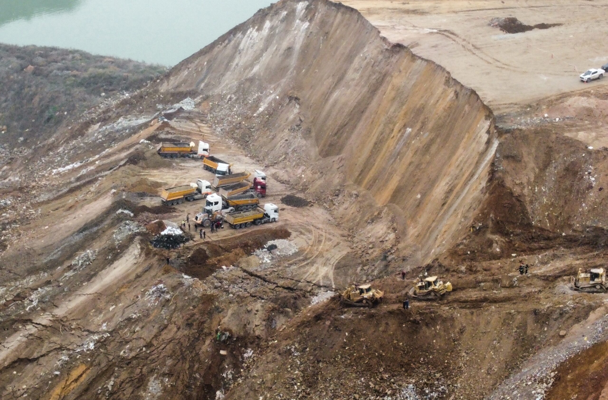 Kocaeli’de hafriyat döküm sahasındaki toprak kaymasında 1 işçi yaralandı