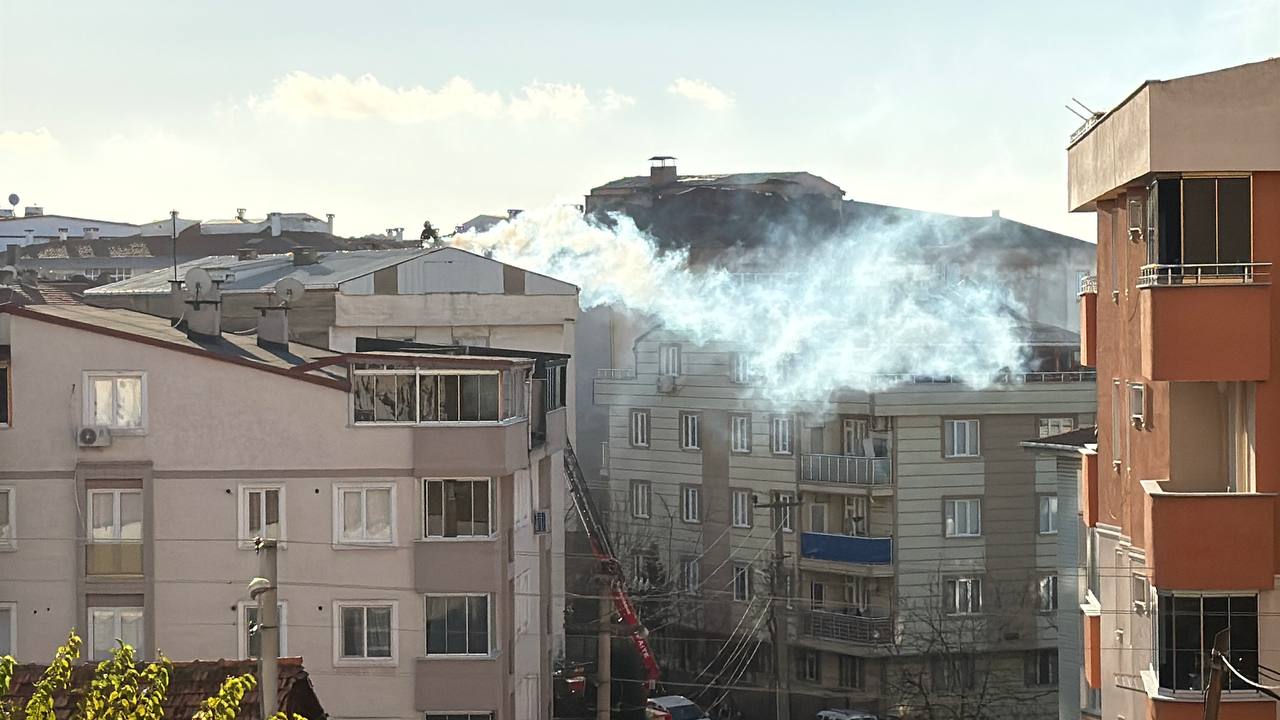 Kocaeli’de apartmanın çatısında çıkan yangın söndürüldü