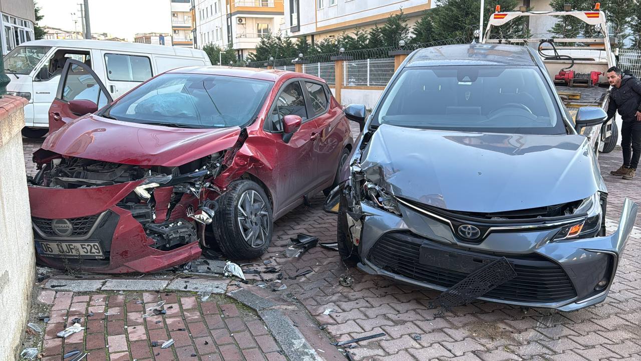 Kocaeli’de iki otomobilin çarpıştığı kazada 3 kişi yaralandı