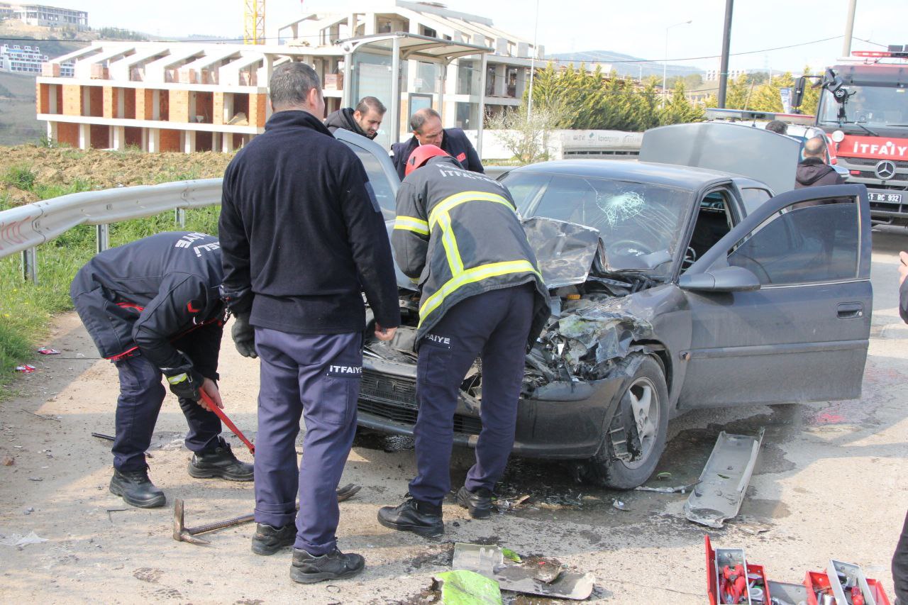 Kocaeli’de belediye otobüsüyle çarpışan otomobilin sürücüsü yaralandı