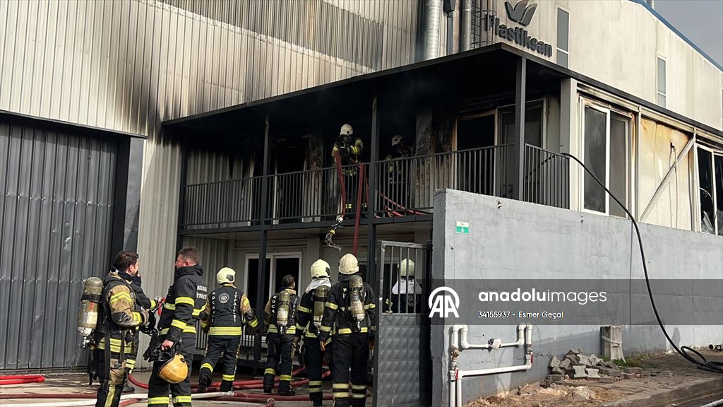 Kocaeli’de plastik su tankı üreten fabrikada çıkan yangın söndürüldü