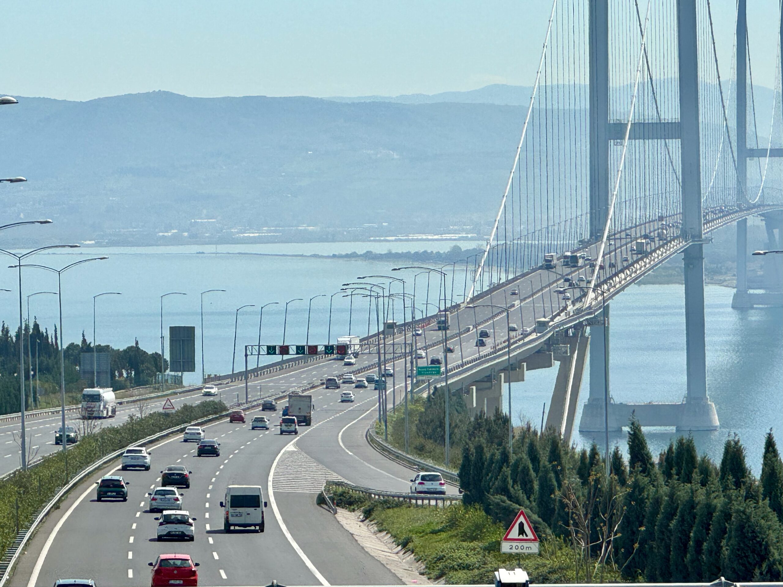 Osmangazi Köprüsü’nde bayram tatili dolayısıyla trafikte akıcı yoğunluk sürüyor