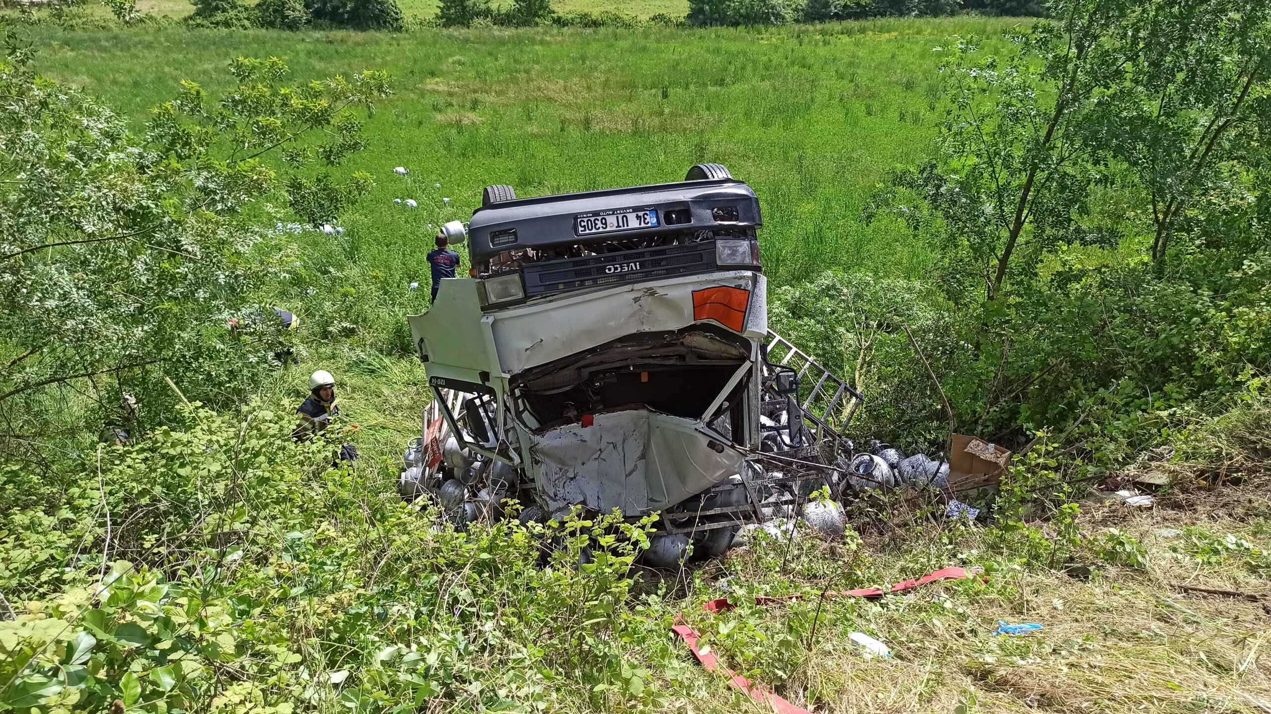 Kocaeli’de tüp yüklü kamyonetle hafif ticari araç çarpıştı, 5 kişi yaralandı
