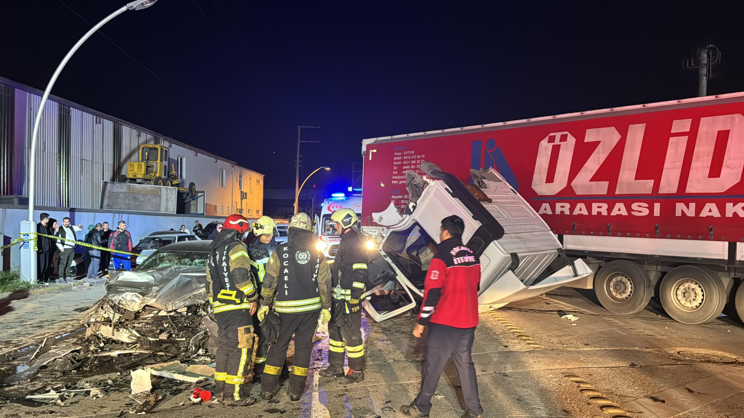 Kocaeli’de tırla otomobilin çarpıştığı kazada 6 kişi yaralandı