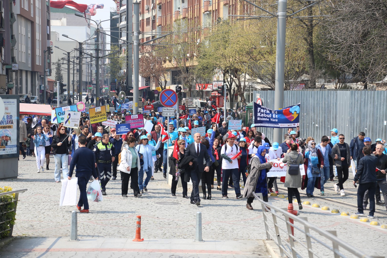 Mavileri giyip, otizme farkındalık için yürüdüler