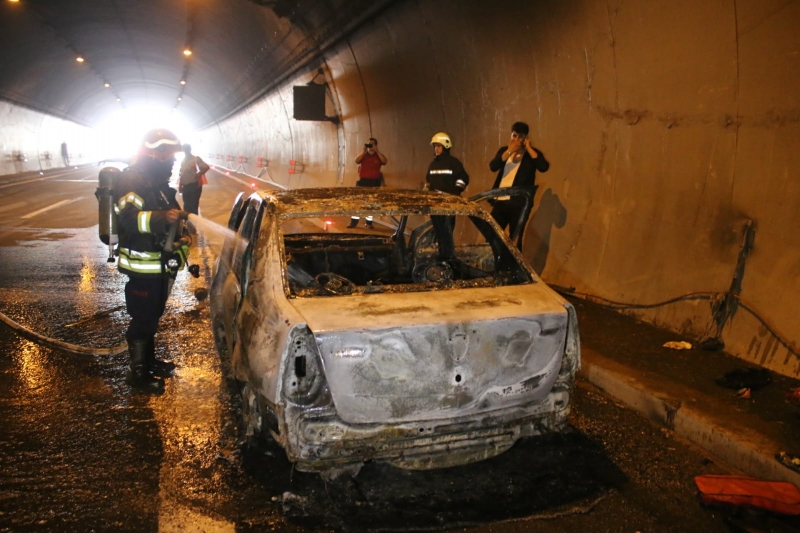 Tüneldeki araç yangını otoyolda trafiği aksattı